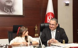 Keçiören Belediye Başkanı Dr. Mesut Özarslan koltuğunu 10 yaşındaki şehit kızı Melis Kara’ya devretti