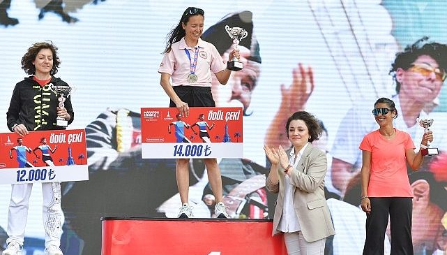 Maraton İzmir’de ödüller dağıtıldı