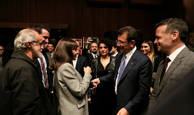 İBB Başkanı Ekrem İmamoğlu, Paris ziyaretinin ilk gününün akşamında, Avrupa Sosyalist Partisi özel oturumuna katıldı