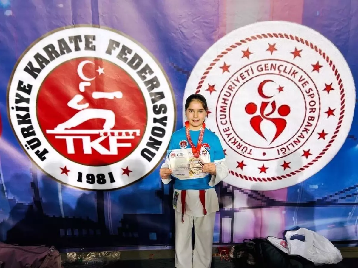 Elis Lina Yılmaz, Boğaziçi Karate Turnuvası’nda Bronz Madalya Kazandı