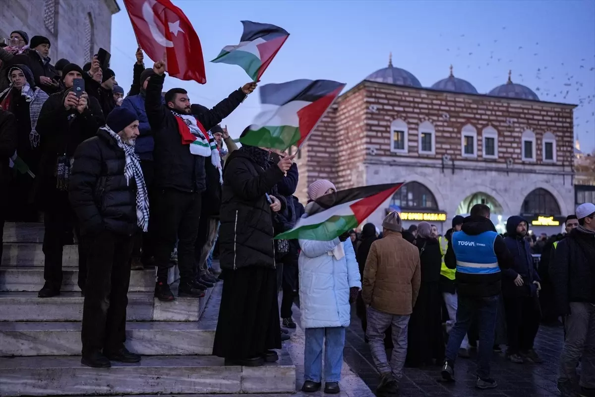 Filistin İçin Galata Köprüsü’nde Eylem