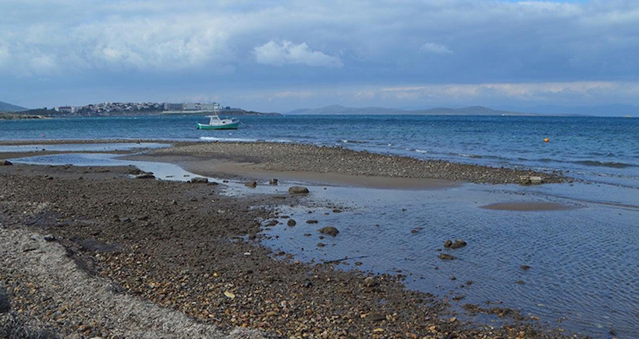 Balıkesir’de deniz metrelerce çekildi