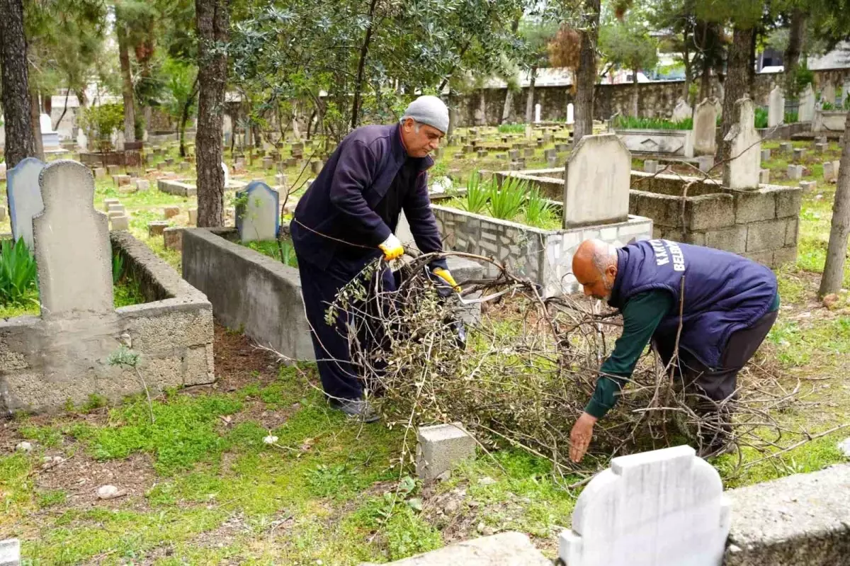 Kahta Belediyesi, Kabir Ziyaretleri İçin Temizlik Çalışmaları Başlattı